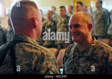 100416-N-6031Q-005 KABUL, Afghanistan – Generalmajor David Hogg, stellvertretender Kommandant - Armee und NATO Training Mission Afghanistan stellt eine gemeinsame Service Achievement Medal Master Sergeant John Wood distinguished Service und im Rahmen des Programms "unbesungenen Helden" vor einem Publikum der Vereinigten Staaten Flieger im Combined Air Power Übergang Force Conference Center auf der Afghan National Army Air Corps base in Kabul , Afghanistan am 16. April 2010. (U.S. Navy Foto von Mass Communication Specialist 2. Klasse David Quillen / veröffentlicht). Generalmajor David Hogg präsentiert einen gemeinsamen Service Achievement Medal, Ma Stockfoto