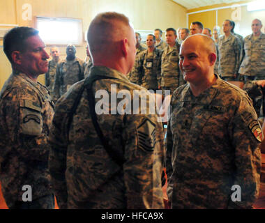 100416-N-6031Q-004 KABUL, Afghanistan – Generalmajor David Hogg, stellvertretender Kommandant - Armee und NATO Training Mission Afghanistan stellt eine gemeinsame Service Achievement Medal Master Sergeant John Wood distinguished Service und im Rahmen des Programms "unbesungenen Helden" vor einem Publikum der Vereinigten Staaten Flieger im Combined Air Power Übergang Force Conference Center auf der Afghan National Army Air Corps base in Kabul , Afghanistan am 16. April 2010. (U.S. Navy Foto von Mass Communication Specialist 2. Klasse David Quillen / veröffentlicht). Generalmajor David Hogg präsentiert einen gemeinsamen Service Achievement Medal, Ma Stockfoto