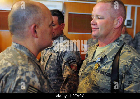 100416-N-6031Q-003 KABUL, Afghanistan – Generalmajor David Hogg, stellvertretender Kommandant - Armee und NATO Training Mission Afghanistan stellt eine gemeinsame Service Achievement Medal Master Sergeant John Wood distinguished Service und im Rahmen des Programms "unbesungenen Helden" vor einem Publikum der Vereinigten Staaten Flieger im Combined Air Power Übergang Force Conference Center auf der Afghan National Army Air Corps base in Kabul , Afghanistan am 16. April 2010. (U.S. Navy Foto von Mass Communication Specialist 2. Klasse David Quillen / veröffentlicht). Generalmajor David Hogg präsentiert einen gemeinsamen Service Achievement Medal, Ma Stockfoto