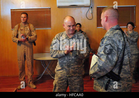 100416-N-6031Q-007 KABUL, Afghanistan – Generalmajor David Hogg, stellvertretender Kommandant - Armee und NATO Training Mission Afghanistan stellt eine gemeinsame Service Achievement Medal Master Sergeant John Wood distinguished Service und im Rahmen des Programms "unbesungenen Helden" vor einem Publikum der Vereinigten Staaten Flieger im Combined Air Power Übergang Force Conference Center auf der Afghan National Army Air Corps base in Kabul , Afghanistan am 16. April 2010. (U.S. Navy Foto von Mass Communication Specialist 2. Klasse David Quillen / veröffentlicht). Generalmajor David Hogg präsentiert einen gemeinsamen Service Achievement Medal, Ma Stockfoto