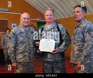 100416-N-6031Q-006 KABUL, Afghanistan – Generalmajor David Hogg, stellvertretender Kommandant - Armee und NATO Training Mission Afghanistan, links, präsentiert mit Unterstützung der Command Sergeant Major Ralph Beam, NTM-A, nicht wahr, eine gemeinsame Service Achievement Medal, Master Sergeant John Wood distinguished Service und im Rahmen des Programms "unbesungenen Helden" vor einem Publikum der Vereinigten Staaten Flieger im Combined Air Power Übergang Force Conference Center auf der Basis der Afghan National Army Air Corps in Kabul , Afghanistan am 16. April 2010. (U.S. Navy Foto von Mass Communication Specialist 2. Klasse David Quillen / RE Stockfoto