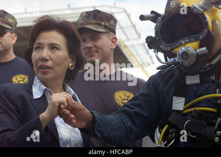 Ihre Exzellenz Makiko Tanaka, Minister für auswärtige Angelegenheiten, Japan, schüttelt Hände mit uns Navy (USN) Chief Boatswain Mate (BMC), Diver (DV) Robert Lastimosa von Mobile Tauchen und Salvage Unit One (MDSU-1), nachdem er ihr mit einer Marine Taucher Münze präsentiert. Frau Tanaka kam ihr zu unterstützen und erhielt ein Update über die USN führte Anstrengungen während Recovery-Vorgänge für das japanische Fischereifahrzeug Ehime Maru. Makiko Tanaka Ehime Maru Stockfoto