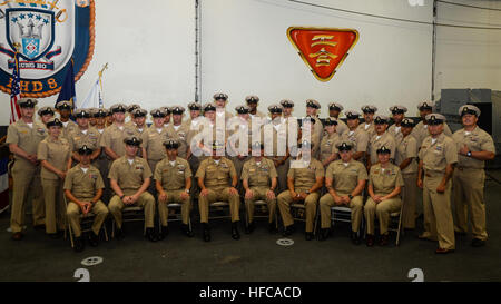 150401-N-GT710-015 SAN DIEGO (1. April 2015) - sammelt USS Makin Island (LHD 8) Kommandierender Offizier Captain Jon P. Rodgers mit Makin Island Chiefs Durcheinander für ein Gruppenfoto anlässlich des 122. der Marine seit der Gründung im Rang eines Chief Petty Officer. Makin Island vor kurzem von seiner zweiten westlichen Pazifischen Einsatz und wird bei seinem Heimathafen Naval Base San Diego zeitlich geplante Wartung. (Foto: U.S. Navy Mass Communication Specialist 2. Klasse Lawrence Davis/freigegeben) Makin Island Häuptlinge CPO 122. 150401-N-GT710-015 Geburtstag Stockfoto