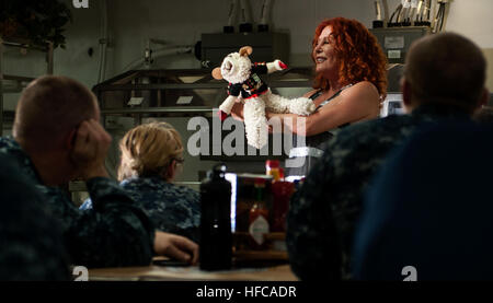 Pazifik (25. Februar 2013) Mallory Lewis führt mit Lammkotelett, eine Socke Marionette Schafe erstellt von ihrer Mutter Shari für Segler auf den Chaos-Decks bei einem Besuch an Bord des Flugzeugträgers USS Carl Vinson (CVN-70). Carl Vinson führt Flotte Ersatz Schwadron Träger Qualifikationen im Gange. (Foto: U.S. Navy Masse Kommunikation Spezialist Seemann Iain L. Stratton/freigegeben) 130225-N-EH921-046 beitreten das Gespräch http://www.facebook.com/USNavy http://www.twitter.com/USNavy http://navylive.dodlive.mil Mallory Lewis mit Lammkotelett an Bord der USS Carl Vinson führt. (8516138354) Stockfoto