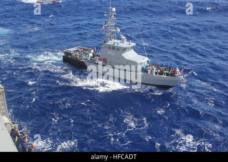 131017-N-ZZ999-006 Mittelmeer (17. Oktober 2013) Distressed Personen verlassen die amphibischen Transportschiff der Dock USS San Antonio (LPD-17) nach dem Armed Forces of Malta Offshore-Patrouillenboot P52 übertragen werden. San Antonio zur Verfügung gestellt, Nahrung, Wasser, medizinische Versorgung und Notunterkünften, die geretteten. San Antonio gerettet 128 Männer treiben in einem Schlauchboot nach der Reaktion auf einen Anruf von der maltesischen Regierung. (US Navy Foto/freigegeben) Maltesische Patrouille Schiff P52 im Gange 2013 Stockfoto