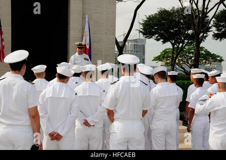 130309-N-PQ607-024-MANILA, Philippinen (9. März 2013)--Segler von US 7. Flotte Flaggschiff USS Blue Ridge (LCC-19) und der philippinischen Marine anhören pensionierte US Marine Sgt. Major Bert Caloud, Superintendent an der amerikanischen Manila Friedhof und Denkmal, sprechen über die Geschichte und Bedeutung des Standortes in einen Hafen zu besuchen, nach Manila, Philippinen. Blue Ridge Portbesuche stellen eine Möglichkeit zur Förderung von Frieden und Stabilität in der Region Asien-Pazifik, zeigen Engagement für regionale Partner und wachsende Beziehungen zu fördern.  (U.S. Navy Photo von Masse Comm Stockfoto