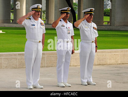 130309-N-PQ607-053 MANILA, Republik der Philippinen (9. März 2013)--US-7. Flotte Flaggschiff USS Blue Ridge (LCC-19) Communications Officer Commander George Davis, links, philippinische Marine Leutnant Sr. Grade Fuentes und pensionierte US Marine Sgt. Major Bert Caloud, rendert ehrt während eine Kranzniederlegung an der amerikanischen Manila Friedhof und Gedenkstätte in einem Blue Ridge Port Besuch nach Manila, Philippinen. Blue Ridge Portbesuche stellen eine Möglichkeit zur Förderung von Frieden und Stabilität in der Region Asien-Pazifik, zeigen Engagement für regionale Partner und wachsen zu fördern Stockfoto