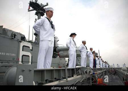 Matrosen und Marinesoldaten, zugeordnet zu künftigen amphibischer Angriff Schiff USS America (LHA-6), stehen in Parade Ruhe während der Besatzung der Schienen, wie das Schiff Rio De Janeiro, Brasilien, fährt nachdem ein viertägige Hafen besuchen.  Amerika reist derzeit durch die USA Southern Command und USA 4. Flotte Bereich Verantwortung auf ihrer Jungfernfahrt Transit, "Amerika besucht Amerika." Amerika ist das erste Schiff dieser Klasse, Tarawa-Klasse amphibischer Angriff Schiffe ersetzt. Als die nächste Generation "groß-Deck" amphibischer Angriff Schiff wird Amerika für die Luftfahrt, in der Lage, aktuelle und zukünftige Airc optimiert. Stockfoto