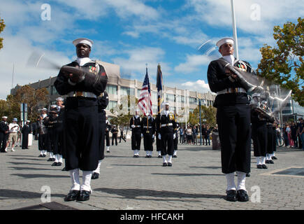 Mitglieder der U.S. Navy Ceremonial Guard treten während eines Konzerts der U.S. Navy Band in der San Francisco Fleet Week auf, um Veteranen der East Bay zu ehren. Die Flottenwoche stellt das Personal, die Technologie und die Fähigkeiten der Marine vor und hebt das Erbe der US-Seeschifffahrt und die Einsatzbereitschaft hervor. Stockfoto