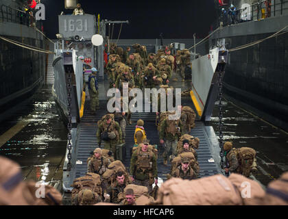 150401-N-EI510-222 Gewässer östlich von der koreanischen Halbinsel (1. April 2015) Marines angebracht um die 31. Marine Expeditionary Unit (MEU) aussteigen Landing Craft Utility (LCU) 1631 zugewiesen, Marine Beach Unit (NBU) 7 Bord amphibious Transport Dock USS Green Bay (LPD-20). US-Matrosen und Marinesoldaten aus der Bonhomme Richard amphibische bereit Gruppe (ARG) und der 31. Marine Expeditionary Unit (MEU) sind in der koreanischen Marine Exchange Programm (KMEP) in der Republik Korea (ROK) mit dem ROK Marinecorps und Marine beteiligt. Die Bonhomme Richard ARG umfasst die amphibische shi Stockfoto