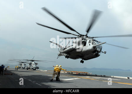 Ein Marine MH-53-Hubschrauber, Marine Medium Hubschrauber Geschwader 265 zugewiesen, nimmt ab 8. Mai 2008 aus dem Flugdeck amphibischer Angriff Schiff USS Essex. Essex ist das Typschiff der einzige vorwärts bereitgestellt US-Kampftruppe und beteiligt sich an Cobra Gold 2008, eine gemeinsame militärische Übung, gesponsert von den Vereinigten Staaten und Thailand zur Verstärkung der Interoperabilität zwischen gemeinsamen US-Streitkräfte und die Vereinten Kräfte von der thailändischen, Singapur, japanischen und indonesischen Militärs. Marine Hubschrauber landet an Bord der USS Essex 89796 Stockfoto