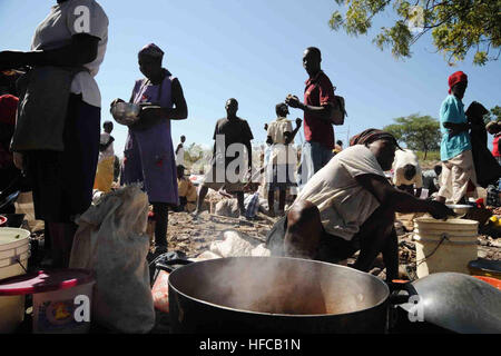 Haitianer Tauschhandel Ware auf einem Markt in Titanyen, Haiti, 22. Januar 2010. (Foto: U.S. Navy Mass Communication Specialist 2. Justin E. Stumberg/freigegeben) Markt in Titanyen 2010-01-22 Stockfoto