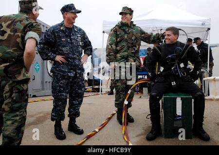 Master Chief Petty Officer of Marine Rick West spricht mit seinem Sohn, Petty Officer 3rd Class Zach West, bei einem Besuch mit Seglern aus Mobile Tauchen und Salvage Unit 2 bei Marine Amphibious Base Little Creek. West ist die Teilnahme an einer Einarbeitung Tauchgänge im Laufe der Evolution eine Ausbildung. Master Chief Petty Officer der Navy Aktivität 165843 Stockfoto