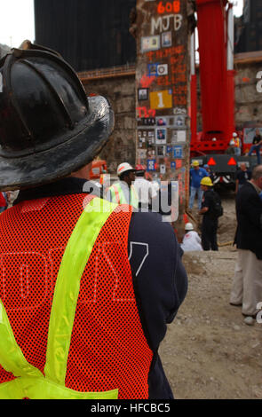 020528-N-3783H-175 New York City (28. Mai 2002) – steht ein New Yorker Feuerwehrmann am "Ground Zero" als Wiederaufnahme Bemühungen kommen zu einem Ende.  Das Ereignis markiert die endgültige Beseitigung der letzten verbleibenden World Trade Center Struktur, Spaltennummer 1001B der beiden World Trade Center.  Die 30-Fuß-Spalte blieb nach dem Zusammenbruch der Zwillingstürme, wenn Terroristen zwei Verkehrsflugzeuge in beide Wolkenkratzer am 11. September 2001 flog.  Die daraus resultierende Zusammenbruch erstellt einen Berg von 1,8 Millionen Tonnen Stahl und Beton. Mehr als 3000 Menschen starben bei dem Angriff.  Foto: U.S. Navy Ph Stockfoto