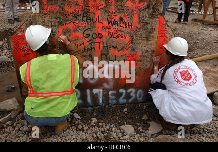 020528-N-3783H-180 New York City (28. Mai 2002) – arbeitet Erholung an New York Citys "Ground Zero" Zeichen die letzten verbleibenden World Trade Center Struktur, Spaltennummer 1001B der beiden World Trade Center.  Die 30-Fuß-Spalte blieb nach dem Zusammenbruch der Zwillingstürme, wenn Terroristen zwei Verkehrsflugzeuge in beide Wolkenkratzer am 11. September 2001 flog.  Die daraus resultierende Zusammenbruch erstellt einen Berg von 1,8 Millionen Tonnen Stahl und Beton. Mehr als 3000 Menschen starben bei dem Angriff.  Foto: U.S. Navy des Fotografen Mate 2. Klasse Bob Houlihan.  (FREIGEGEBEN) 28. Mai 2002 Boden Ze Stockfoto