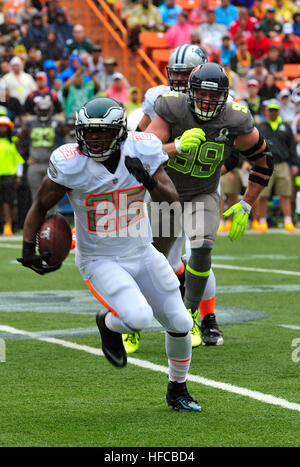 140126-N-WF272-011 HONOLULU (26. Januar 2014) LeSean McCoy, ein American Football Running Back für die Philadelphia Eagles und Vertretung Team Reis, vermeidet Spieler von Team Sanders als er einen Ball während der 2014 Pro Bowl-Spiel im Aloha Stadium trägt. Das diesjährige NFL All-Star-Spiel-Teams wurden von Hall-of-Fame-Spieler Jerry Rice und Deion Sanders mit Reis-Team gewann mit einem Score von 22-21 eingezogen. (Foto: U.S. Navy Mass Communication Specialist 3. Klasse Diana Quinlan/freigegeben) McCoy Watt 2014 probowl Stockfoto