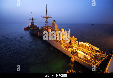 Mir begegnen Maßnahme Schiffe USS Krieger (MCM 10), Vorder- und USS Pioneer (MCM 9) bereiten Sie schwebte Military Sealift Command gechartert M/V Tern, ein Schwimmer-Float-ein-/Transportschiff. Krieger, Pionier und zwei andere MCM Schiffe kam in Bahrain, 23.Juni. Krieger und Pionier zugeordnet sind Commander Task Force 52, Unterstützung von mir Gegenmaßnahme Niederlassungen in den USA 5. Flotte Aufgabengebiet. (Foto von Massenkommunikation Spezialist 1. Klasse Jayme Pastoric) MCM-Schwimmer aus 120623-N-XD935-146 Stockfoto