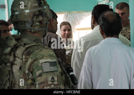 Lt. j.g. Laura Cook, Center, eine Arzthelferin mit Provincial Reconstruction Team (PRT) Farah, hört während ein Schlüssel-Leader Engagement mit afghanischen Ärzten und öffentliche Gesundheit Profis am städtischen Krankenhaus Farah, Okt. 30.  PRT Farah Mision ist zu trainieren, beraten und helfen afghanischen Staats-und Regierungschefs bei den Stadtwerken, Bezirk und Landesebene in Farah Provinz Afghanistans.  Ihre zivile Militär-Team besteht aus Mitgliedern der US Navy, US Army, U.S. Department of State und der US Agency for International Development (USAID).  (U.S. Navy Photo von HMC Josh Ives/freigegeben Stockfoto