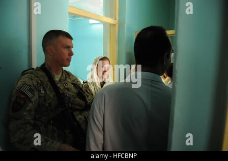 U.S. Navy Lt. David Berlin, links, und Lt. j.g. Laura Cook, Center, die Arzthelferinnen mit Provincial Reconstruction Team (PRT) Farah, während ein Schlüssel-Leader Engagement mit afghanischen Ärzten und öffentliche Gesundheit Profis am städtischen Krankenhaus Farah, 30 Oktober zu hören.  PRT Farah-Mission ist zu trainieren, beraten und helfen afghanischen Staats-und Regierungschefs bei den Stadtwerken, Bezirk und Landesebene in Farah Provinz Afghanistans.  Ihre zivile Militär-Team besteht aus Mitgliedern der US Navy, US Army, U.S. Department of State und der US Agency for International Development (USAID).  (US Stockfoto