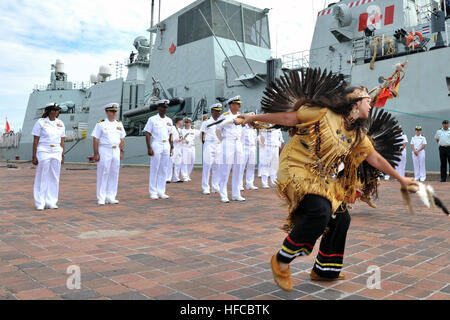 120726-N-YZ751-113 QUEBEC CITY (26. Juli 2012) Melenie Savard, ein Mitglied der First Nation Wendake, führt einen traditionellen Tanz für Rear Admiral Gregory M. Nosal, Kommandant der Carrier Strike Group (CSG) 2, und die amerikanischen und kanadischen Segler während einer Willkommenszeremonie vor der kanadischen Halifax-Klasse Fregatte HMCS Ville de Québec (FFH 332). Ville de Québec, die Oliver Hazard Perry-Klasse Fregatte USS DeWert (FFG 45) und dem Zyklon-Klasse Küstenpatrouille Schiff USS Hurrikan (PC 3) besuchen Städte in Amerika und Kanada anlässlich der Zweihundertjahrfeier der Krieg von 1812. (U.S. Navy Photo von Mas Stockfoto