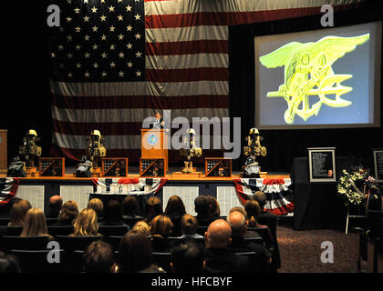 Rear Admiral (Siegel) Edward G. Winters, Kommandant der Naval Special Warfare Command, liefert Bemerkungen während einer Trauerfeier für die vier Mitglieder der Naval Special Warfare Community auf gemeinsame Expeditionary Base Little Creek-ft Geschichte. Lt. (Siegel) Brendan John Looney, Senior Chief Cryptologic Techniker David Blake McLendon, spezielle Kriegsführung-Operator 2. Klasse (Siegel) Adam Olin Smith, spezielle Kriegsführung Operator (Dichtung) 3. Klasse Denis Miranda und fünf Soldaten der 101. Combat Aviation Brigade in Zabul Provinz, Afghanistan getötet, wenn sie den Hubschrauber in abgestürzten 21 September unterwegs waren. (US-Nav Stockfoto