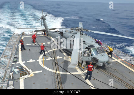 140912-N-TW634-024 Gewässer in der Nähe von JAPAN (12. September 2014) Seeleute an Bord der Oliver Hazard Perry-Klasse geführte Raketen Fregatte USS Rodney M. Davis (FFG 60) kämpfen ein simulierten Artillerie-Feuer auf dem Schiff Flugdeck. Rodney M. Davis, Gridley in Everett, Washington, auf Patrouille in den USA wird 7. Flotte Aufgabengebiet Unterstützung von Sicherheit und Stabilität in der Indo-Asien-Pazifik-Region. (Foto: U.S. Navy Mass Communication Specialist 3. Klasse Derek A. Harkins/freigegeben) MH-60R von HSM-51 auf USS Rodney M. Davis (FFG-60) im September 2014 Stockfoto