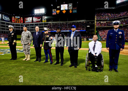 101031-N-0696M-235 Marine Admiral Mike Mullen, Vorsitzender der Joint Chiefs Of Staff, General Peter W. Chiarelli, US Army Vice Chief Of Staff und John Campbell und zurückgeben, dass Service-Mitglieder anerkannter Eith während Spiel 4 der 106. World Series zwischen der San Francisco Giants und der Texas Rangers in Arlington, Texas am 31. Oktober 2010 sind. Major League Baseball Spiel gewidmet den Willkommen zurück-Veteranen-Initiative die ehrt und fördert die Unterstützung der Rückkehr Militärangehörige und ihre Familien. (DoD Photo by Massenkommunikation Spezialist 1. Klasse Chad J. McNeeley/freigegeben) Michael Mullen & P Stockfoto