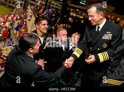 101031-N-0696M-277 Marine Admiral Mike Mullen, Vorsitzender der Joint Chiefs Of Staff begrüßt Navy Matrosen in Spiel 4 der 106. World Series zwischen der San Francisco Giants und der Texas Rangers in Arlington, Texas am 31. Oktober 2010. Major League Baseball Spiel gewidmet den Willkommen zurück-Veteranen-Initiative die ehrt und fördert die Unterstützung der Rückkehr Militärangehörige und ihre Familien. (DoD Photo by Massenkommunikation Spezialist 1. Klasse Chad J. McNeeley/freigegeben) Michael Mullen bei 2010 World Series Spiel 4 Stockfoto