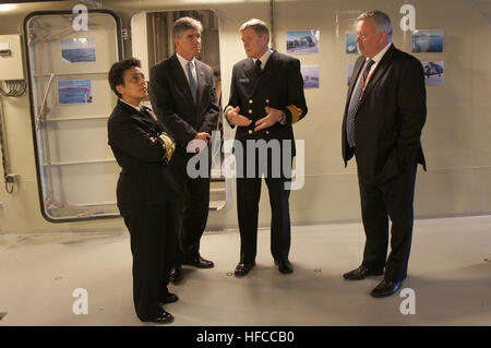 161004-N-5359K-074 REYKJAVIK, Island (4. Oktober 2016) Commander, U.S. Naval Forces Europe-Africa ADM Michelle J. Howard, links, und US-Botschafter in der Republik Island Robert Barber, zweiter von links, Tour der Island Coast Guard vor der Küste patrouillieren Schiff Thor in Reykjavik, Island, 4. Oktober 2016. US Naval Forces Europe-Africa, mit Sitz in Neapel, Italien, überwacht gemeinsame und Marine, oft im Konzert mit Alliierten, gemeinsame und ressortübergreifende Partnern, um nationale Interessen der USA, Sicherheit und Stabilität in Europa und Afrika zu fördern. (Foto: U.S. Navy Captain Pamela Kunze) MIC Stockfoto