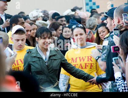 Michelle Rodriguez, eine Schauspielerin aus dem Science-Fiction-Film Avatar, trifft sich mit US-Seeleute und ihre Familien während ein Meet und greet Veranstaltung am Naval Support Aktivität Bahrain in Manama, Bahrain, 28. Januar 2010. Die Haltestelle, der eine von mehreren in den USA geplant 5. Flotte Tätigkeitsbereich gehören Avatar Stars Sigourney Weaver, Stephen Lang und Oscar-prämierten Regisseur James Cameron. (Foto: DoD Mass Communication Specialist 2. Klasse Aramis X. Ramirez, US Navy/freigegeben) Michelle Rodriguez am NSA Bahrain 2010-01-28 Stockfoto