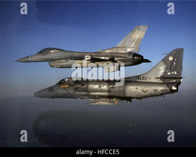 A-4E Skyhawk und F-16N Viper von der uns Navy Fighter Weapons School im Flug im Jahr 1989 Stockfoto