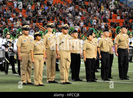 131130-N-QG393-242 PEARL HARBOR (30. November 2013) Segler aus der Lenkwaffen-Kreuzer USS Chosin (CG-65) erhielt Anerkennung im Aloha Stadium bei Militär und Senior Wertschätzung Nacht. Die University of Hawai ' i Rainbow Warriors zurückgegeben, das Aloha Stadium für ihre letzte Heimspiel der Army Black Knights gegeneinander antreten. (Foto: U.S. Navy Mass Communication Specialist 2. Klasse Tiarra Fulgham/freigegeben) Militär- und Senior Wertschätzung Nacht 131130-N-QG393-242 Stockfoto