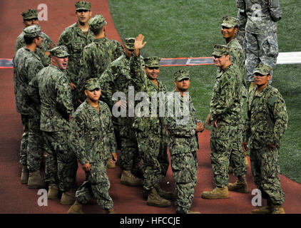 121124-N-WF272-142 AIEA, Hawaii (24. November 2012) Segler, zugeordnet der Seabees 303rd Bau-Bataillon Wartungseinheit an gemeinsame Basis Pearl Harbor-Hickam, stehen auf dem Feld im Aloha Stadium während der Military Appreciation Night Football-Spiel. Die Universität von Hawaii Krieger, die das Spiel mit dem Score von 48-10 gegen die University of Nevada, Las Vegas (UNLV) Rebellen gewonnen trugen maßgeschneiderte roten, weißen und blauen Uniformen und Helme, die nach dem Spiel zugunsten der Wounded Warrior Project versteigert wurden. (US Navy Foto von Massenkommunikation Spezialist Seemann Diana Quinlan Stockfoto