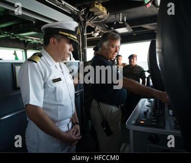 Der Captain des militärischen Sealift-Kommandos führt während der Southern Partnership Station 2014 für guatemaltekische Servicemitglieder eine Tour auf dem gemeinsamen Hochgeschwindigkeitsschiff USNS Spearhead (JHSV 1) durch, um kooperative Maßnahmen zur maritimen Sicherheit und Interoperabilität im südlichen Kommandogebiet der USA zu fördern. Stockfoto