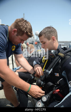 130402-N-RE144-268 MINA SALMAN PIER, Bahrain (2. April 2013) Navy Diver 1. Klasse James Goodman, links, zugewiesen, Mobile Tauchen und Salvage Unit (MDSU) 2, 2-2, Firma prüft Mass Communication Specialist 2. Klasse Michael Scichilone zugewiesen Expeditionary bekämpfen Kamera vor eine Routine mir Gegenmaßnahme (MCM) Inspektion. MDSU 2 und Expeditionary bekämpfen Kamera Personal sind Commander Task Group 56,1 zugeordnet, Förderung von MCM, explosive Ordnance Entsorgung, retten, Tauchen und Schutz in den USA zu erzwingen 5. Flotte Aufgabengebiet. (U.S. Navy Photo von Masse Kommunikation besondere Stockfoto