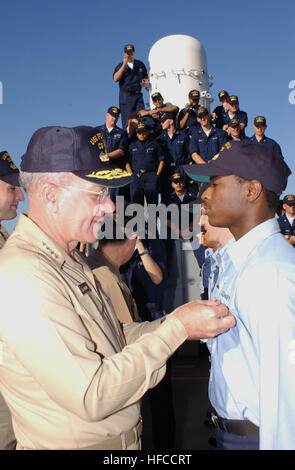 020117-N-1587C-010 auf hoher See präsentiert an Bord USS Port Royal (CG-73) 17. Januar 2002 - während einer Preisverleihung an Bord Schiff, Chief of Naval Operations Admiral Vern Clark Informationen Systeme Techniker Seemann William Price aus Memphis, Tennessee, die Bezeichnung eingetragen Surface Warfare Spezialist und Qualifikation.  Admiral Clark besucht Schiffe der US Navy zu Ehren und zu vielen bereitgestellten Matrosen und Marinesoldaten für ihr Engagement bei der Unterstützung des Krieges gegen den Terrorismus.  Port Royal ist Teil der Kampfgruppe der USS John C. Stennis (CVN-74) und Unterstützung der Operation Enduring Freedom bereitgestellt wird. US Navy Foto Stockfoto