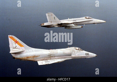 A-4E VC-5 und F-18A VMFA-115 im Flug 1989 Stockfoto