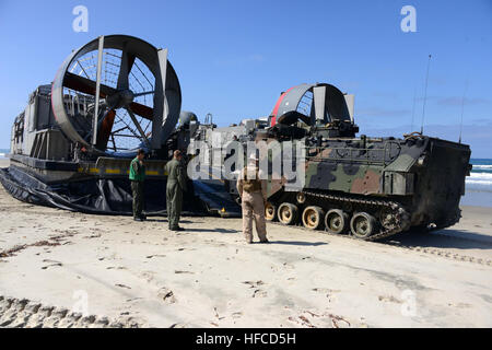 Marine Corps Amphibious Assault Fahrzeuge begeben Sie sich auf ein Landungsboot Luftkissen (STERNS) zugewiesen, Assault Craft Einheit (ACU) 5 für den Transport zum Mobile Landing Platform Schiff USNS Montford Point (MLP-1) im Rahmen einer Demonstration amphibische Operationen, während der Rand des Pazifik (RIMPAC) Übung 2014 vor der Küste von Camp Pendleton. Zweiundzwanzig Nationen, mehr als 40 Schiffe und u-Boote, etwa 200 Flugzeuge und 25.000 Personal sind Übung RIMPAC vom 26. Juni bis Aug. 1, in und um die Inseln von Hawaii und Southern California beteiligt. Die weltweit größte internationale maritime Bildwörterbuches Stockfoto