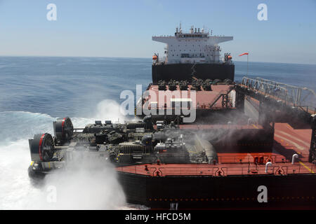 Ein Landungsboot Luftkissen (STERNS) zugewiesen, Assault Craft Einheit (ACU) 5 transportiert Marine Corps Amphibious Assault Fahrzeuge zum Mobile Landing Platform Schiff USNS Montford Point (MLP-1) im Rahmen einer Demonstration amphibische Operationen, während der Rand des Pazifik (RIMPAC) Übung 2014 vor der Küste von Camp Pendleton, Kalifornien zwanzig - zwei Nationen, mehr als 40 Schiffe und u-Boote, etwa 200 Flugzeuge und 25.000 Mitarbeiter beteiligen sich an der Übung RIMPAC vom 26. Juni bis Aug. 1 , in und um die Inseln von Hawaii und Südkalifornien. Die weltweit größte internationale maritime Übung, RI Stockfoto