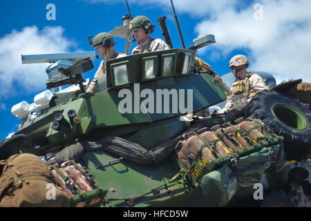 130830-N-YR391-045 OAHU, HAWAII (30. August 2013) Marines aus der 13. Marine Expeditionary Unit (MEU 13.) ein leichtes gepanzertes Fahrzeug (LAV) aus ein Landungsboot Luftkissen (STERNS) von Assault Craft Einheit (ACU) 5 an Bord der amphibischen Transportschiff der Dock USS New Orleans (LPD-18) in Angriff genommen für ein mock Strand Überfall auf der Marine Corps Base Hawaii zu mobilisieren. New Orleans ist im Gange, für den Einsatz als Bestandteil der Boxer amphibische bereit. (Foto: U.S. Navy Mass Communication Specialist 2. Klasse Gary Granger Jr./freigegeben) Mock Strand Raid 130830-N-YR391-045 Stockfoto