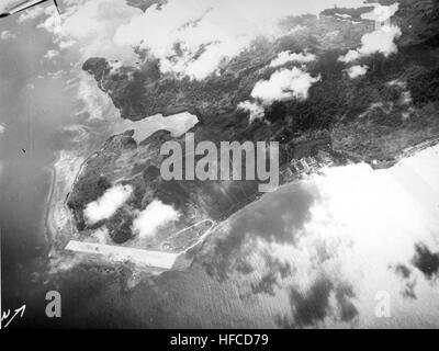 Moen Insel Truk mit Flugplatz im Februar 1944 Stockfoto