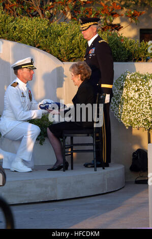 US Navy Captain (CPT) James A. Symonds, befehlshabender Offizier, USS RONALD REAGAN (CVN-76), stellt die ehemalige First Lady Nancy Reagan mit der gefalteten amerikanischen Flagge aus dem Sarg ihres verstorbenen Mannes, die ehemalige US-Präsident Ronald Reagan, während der Internierung Gottesdienste in der Ronald Reagan Presidential Library in Simi Valley, Kalifornien (CA) statt.  Die Einhaltung abgeschlossen die einwöchige staatlichen Trauerfeiern für der 40. Präsident der Vereinigten Staaten. US-Armee (USA) Generalmajor (Autoguider) Galen Jackman, Befehl General, USA militärischer Bezirk von Washington, steht eine Frau ReaganÕs Seite. Frau Reagan Stockfoto