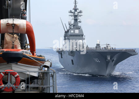 160419-N-IX266-031 USNS CHARLES DREW am Meer – die japanische Hubschrauber Zerstörer JS Ise (DDH-182) Ansätze Trockenfracht und Munition Schiff USNS Charles Drew (T-AKE 10) vor einem Nachschub auf See (RAS) April 19. Die RAS trat während des Transports nach multilateralen Marineübung Komodo, die 35 marinen in der Indo-Asien-Pazifik-Region vorgestellt. (US Navy Foto von Grady T. Fontana/freigegeben) MSCs USNS Charles Drew führt trilateralen Replenishment at Sea 160419-N-IX266-031 Stockfoto