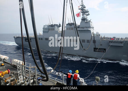 160419-N-IX266-040 USNS CHARLES DREW, auf hoher See – trockene Ladung und Munition Schiff USNS Charles Drew (T-AKE 10) Übertragungen Kraftstoff zu japanischen Hubschrauber Zerstörer JS Ise (DDH-182) während ein Nachschub-at-Sea (RAS) April 19. Die RAS trat während des Transports nach multilateralen Marineübung Komodo, die 35 marinen in der Indo-Asien-Pazifik-Region vorgestellt. (US Navy Foto von Grady T. Fontana/freigegeben) MSCs USNS Charles Drew führt trilateralen Nachschub auf dem Meer 160419-N-IX266-040 Stockfoto