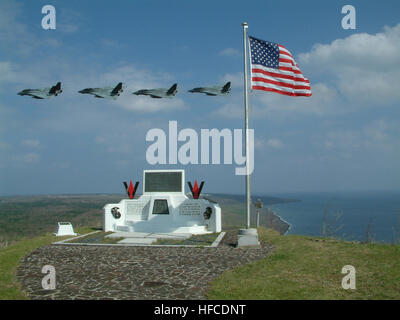 030116-N-1541K-028 auf See zugewiesen mit USS Kitty Hawk (CV-63) 16. Januar 2003--f-14 ÒTomcatsÓ der ÒBlack KnightsÓ der Fighter Squadron One fünf vier (VF-154) Fly-by-Mt. Suribachi auf Iwo Jima Island.  VF-154 ist Teil des Carrier Air Wing Five (CVW-5) begonnen an Bord der Kitty Hawk, Durchführung von Carrier Bereitschaft Zertifizierungen.  Kitty Hawk ist die NavyÕs nur dauerhaft nach vorne bereitgestellt Flugzeuge und fliegt aus Yokosuka, Japan.  Foto: U.S. Navy Lt. j.g. Greg Kausner.  (FREIGEGEBEN) Mt Suribachi Denkmal Iwojima Stockfoto