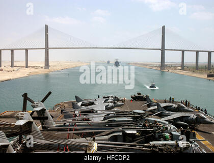 Die USS Oak Hill, die USS Shreveport und die USS Bataan durchqueren den Suez-Kanal an der Mubarak Peace Bridge vorbei und verließen das Central Command Area der US Naval. Die USS Bataan dient als Flaggschiff der Bataan Expeditionary Strike Group während eines geplanten Einsatzes zur Unterstützung der maritimen Sicherheits- und Stabilitätsoperationen. Stockfoto