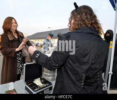 NAVAL AIR FACILITY MISAWA, Japan (31. Oktober 2013) Yuniko Sasaki, links von Misawa, Japan, weigert sich ändern nach spenden Geld an eine Halloween-Thema kombiniert Bundesrepublik Kampagne Übersee (CFC-O) Spendenaktion, 31. Oktober 2013. Alle Erlöse aus der CFC-O Spendenaktion unterstützen Tausende von gemeinnützigen Organisationen. (Foto: U.S. Navy Mass Communication Specialist 3. Klasse Erin Devenberg/freigegeben). NAF Misawa CFC-O Halloween Spendenaktion 131031-N-DP652-061 Stockfoto