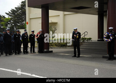 NAVAL AIR FACILITY MISAWA, Japan (6. Juni 2012) Naval Air Facility Misawa Kommandierender Offizier Captain Chris Rodeman befasst sich mit U.S. und Japanisch service-Mitglieder, die an der NAF Misawa Schlacht von Midway Gedenkveranstaltung.  Dieses Jahr markiert den 70. Jahrestag der Schlacht von Midway, die oft als kritischen Wendepunkt im Pazifik während des zweiten Weltkriegs angesehen wird.  (Foto: U.S. Navy Senior Chief Masse Kommunikation Spezialist Daniel Sanford/freigegeben) NAF Misawa ehrt 70. Jahrestag der Schlacht von Midway 120606-N-ZI955-033 Stockfoto