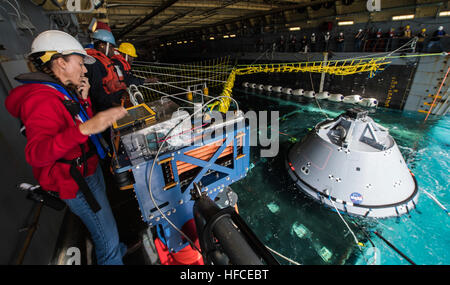 NASA Orion Programm Personalarbeit mit Matrosen an Bord der amphibious Transport Dock USS San Diego (LPD-22), um eine neue Abschleppen Technik im Pazifischen Ozean 27. Oktober 2016 zu testen. USS San Diego führt derzeit Recovery-Vorgänge mit der NASA-Orion-Programm; Testen sie eine neue Abschleppen Technik unter Verwendung der NASA und Marine Technologie mit dem Ziel der Reduzierung der Besatzung und Erhöhung der Sicherheit. (US-Marine zu bekämpfen Kamera Foto von Petty Officer 1st Class Torrey W. Lee) Orion-Programm der NASA an Bord der USS San Diego (LPD 22) 2016 161027-N-CJ186-0939 Stockfoto