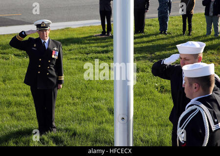 160425-N-DC740-041 OAK HARBOR, Washington (25. April 2016) Royal Canadian Navy (RCN) Lt. Cmdd. Graham Collins, befehlshabender Offizier, kanadische Abteilung, Naval Air Station Whidbey Island (NASWI), Aviation strukturelle Mechaniker 2. Klasse Steven Barrera und Luftfahrt strukturelle Mechaniker 2. Klasse Michael Barrera, Flotte Readiness Center Northwest, Gruß während einer Fahnenstange Zeremonie am NASWI. NASWI veranstaltete die Zeremonie zu Ehren der gemeinsamen Zusammenarbeit zwischen der US-Navy, Royal Australian Air Force und RCN. (Foto: U.S. Navy Mass Communication Specialist 2. Klasse John Hetherington/freigegeben) NASWI Flagge Stockfoto